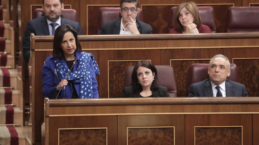 La portavoz del Grupo Socialista, Margarita Robles (iz.), en la sesión de control al Gobierno.