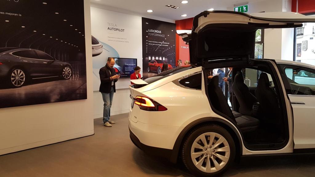 Imagen del interior de la tienda de Tesla en calle Serrano.