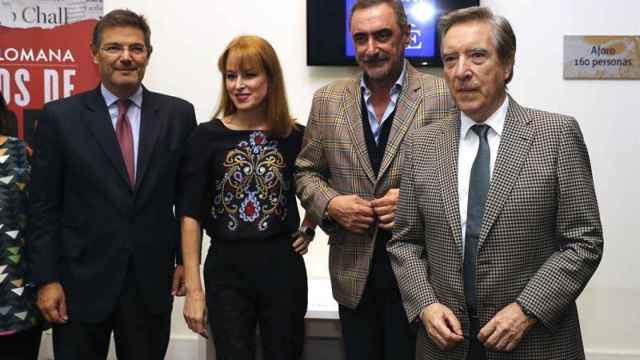 La periodista Gloria Lomana posa junto al ministro de Justicia, Rafael Catalá (i), y los periodistas Carlos Herrera (2d) e Iñaki Gabilondo (d), durante la presentación hoy en Madrid de su primera novela Juegos de Poder.