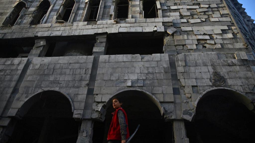 Edificio dañado en Douma, en el suburbio oriental de Ghouta en Damasco