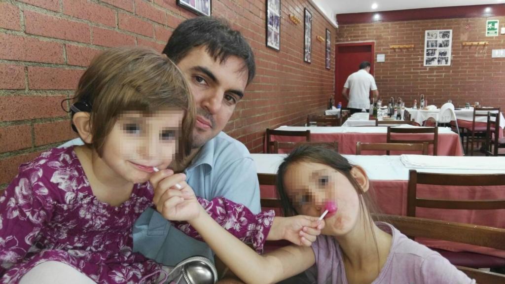 Lucía junto a su padre y su hermana mayor.