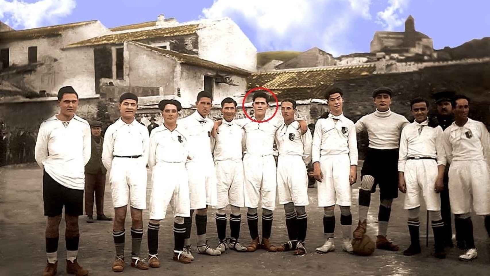 Once del Vélez CF en 1922. En el centro, Anita Carmona, que jugaba bajo el pseudónimo 'Veleta'.