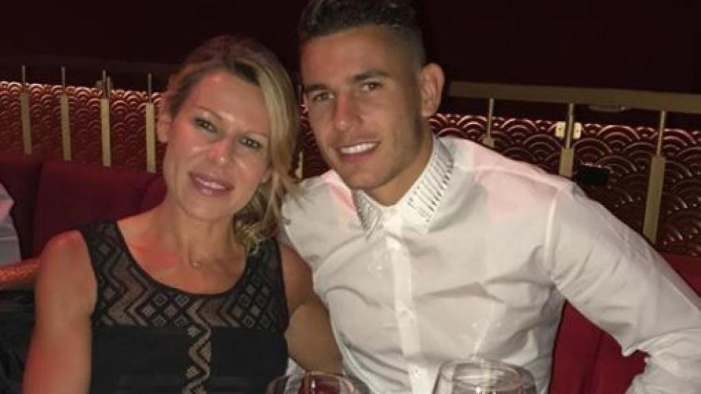 Py, muy sonriente al lado de su hijo Lucas Hernández