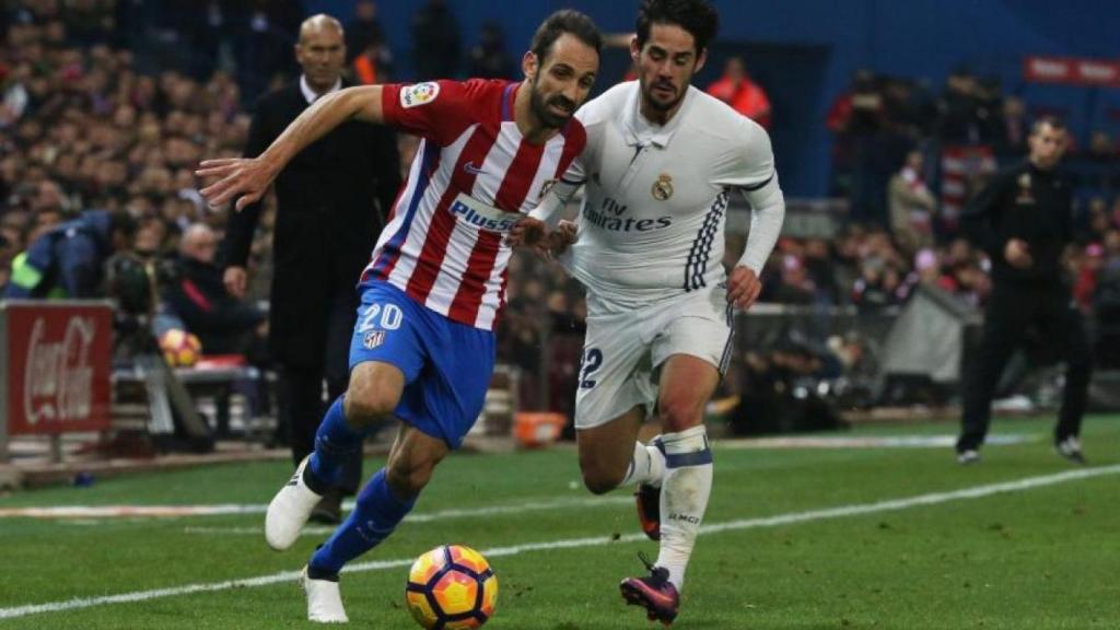 Juanfran e Isco en el último derbi liguero en el Calderón, disputado hace un año.