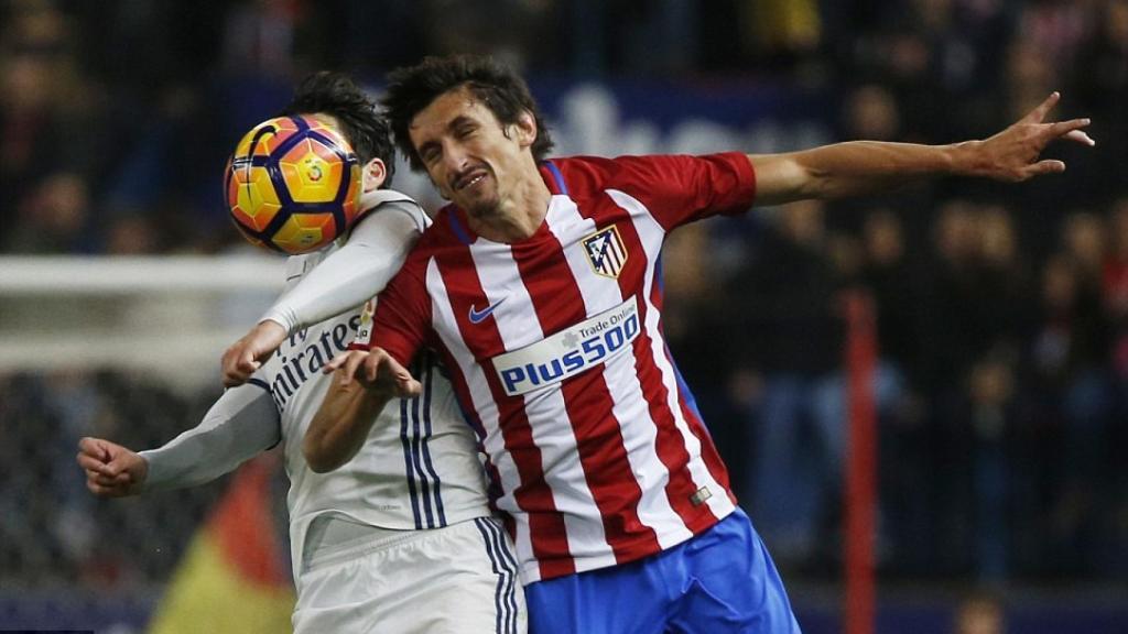 Savic disputa un balón en el último Atlético - Real de Liga.