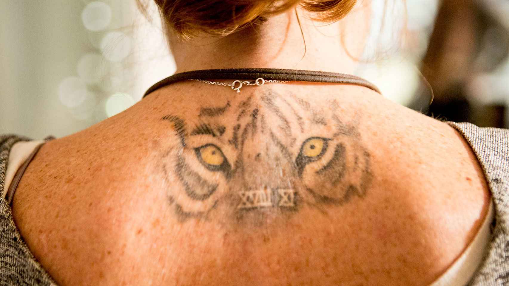 Fotografía del tatuaje que luce su madre en honor a la canción favorita de Nicolás.