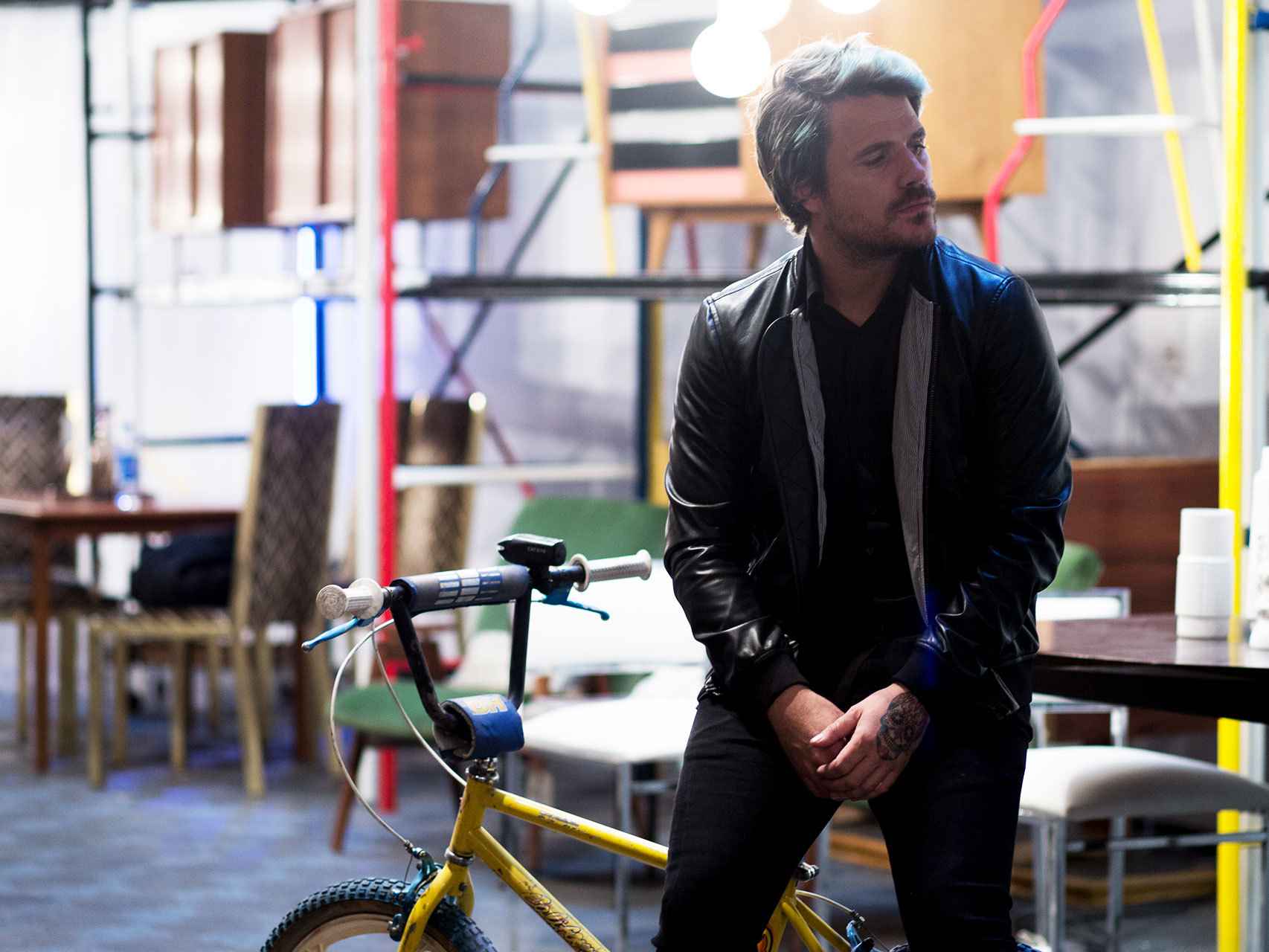 Dani Martín junto a la bicicleta de su infancia. Moeh Atitar.