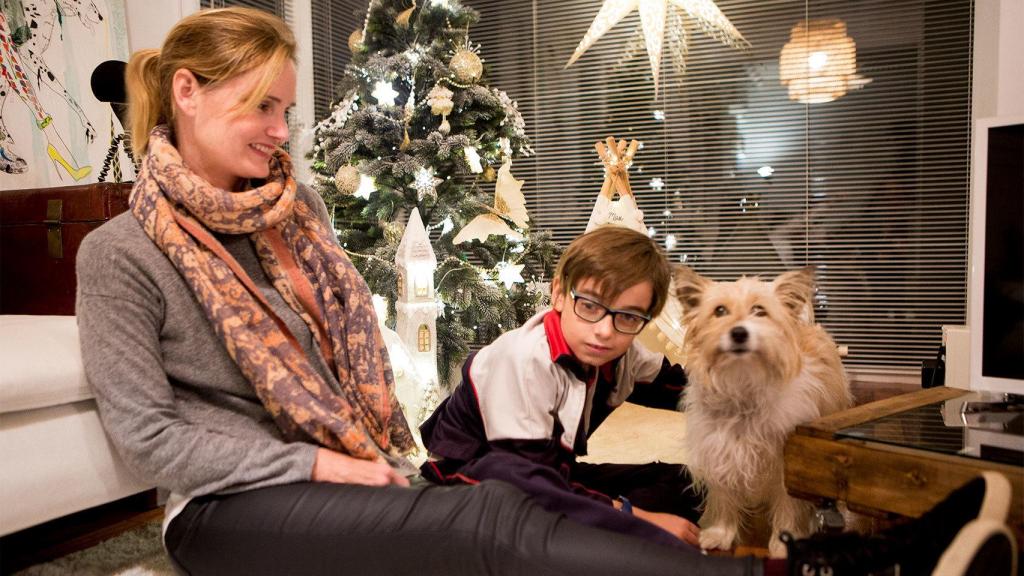 El perro Max junto a Ainhoa Larregui, su dueña, y Nicolás.