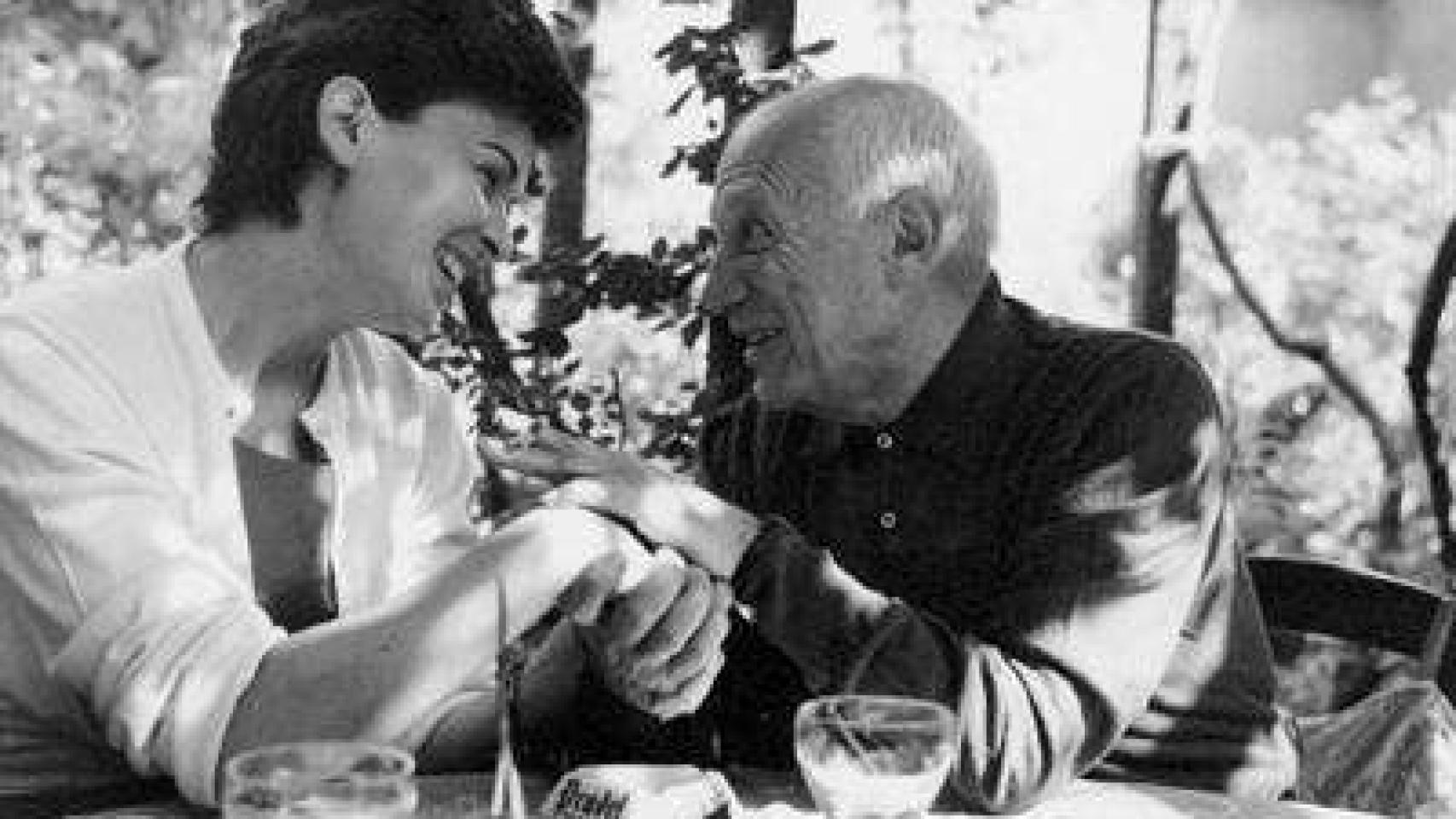 Lucía Bosé junto a Picasso. Desde que se conocieron en 1958 se hicieron buenos amigos.