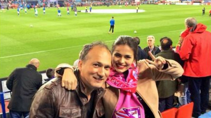 La actriz Sara Sálamo en el estadio Vicente Calderón animando al Atlético. Foto: Twitter (@sarasalamo)
