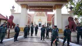 Policías frente a la Corte Suprema de Camboya.