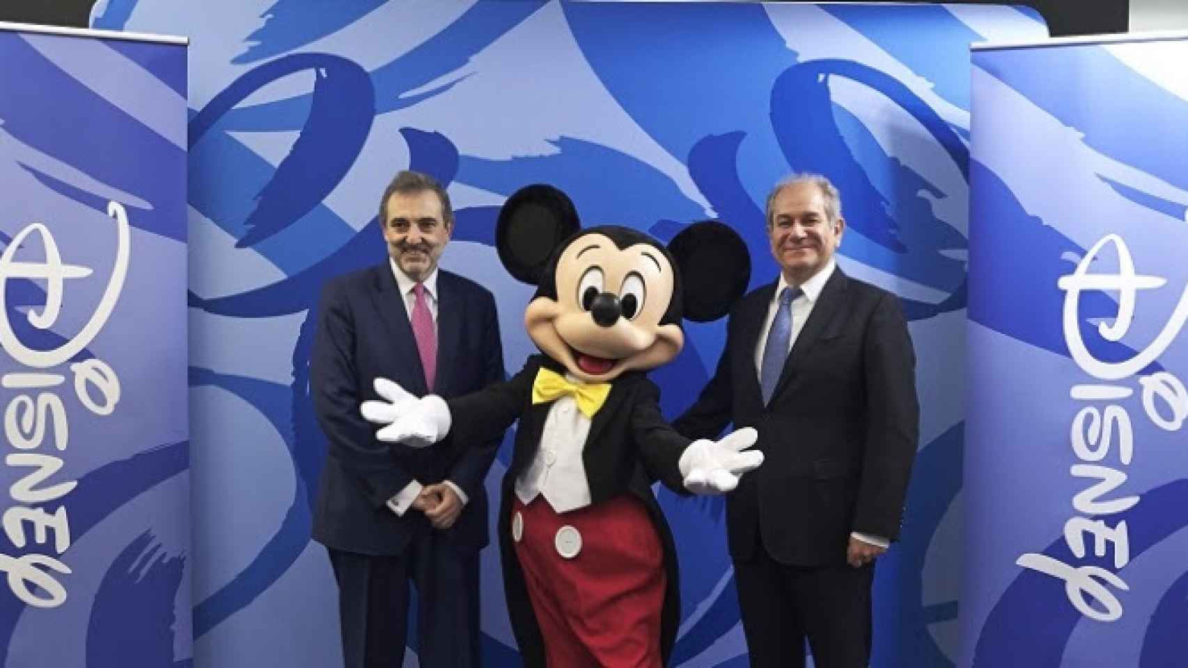 Luis Miguel Gilpérez, presidente de Telefónica España y Simón Amselem, consejero delegado de The Walt Disney Company para España y Portugal, junto a Mickey Mouse.