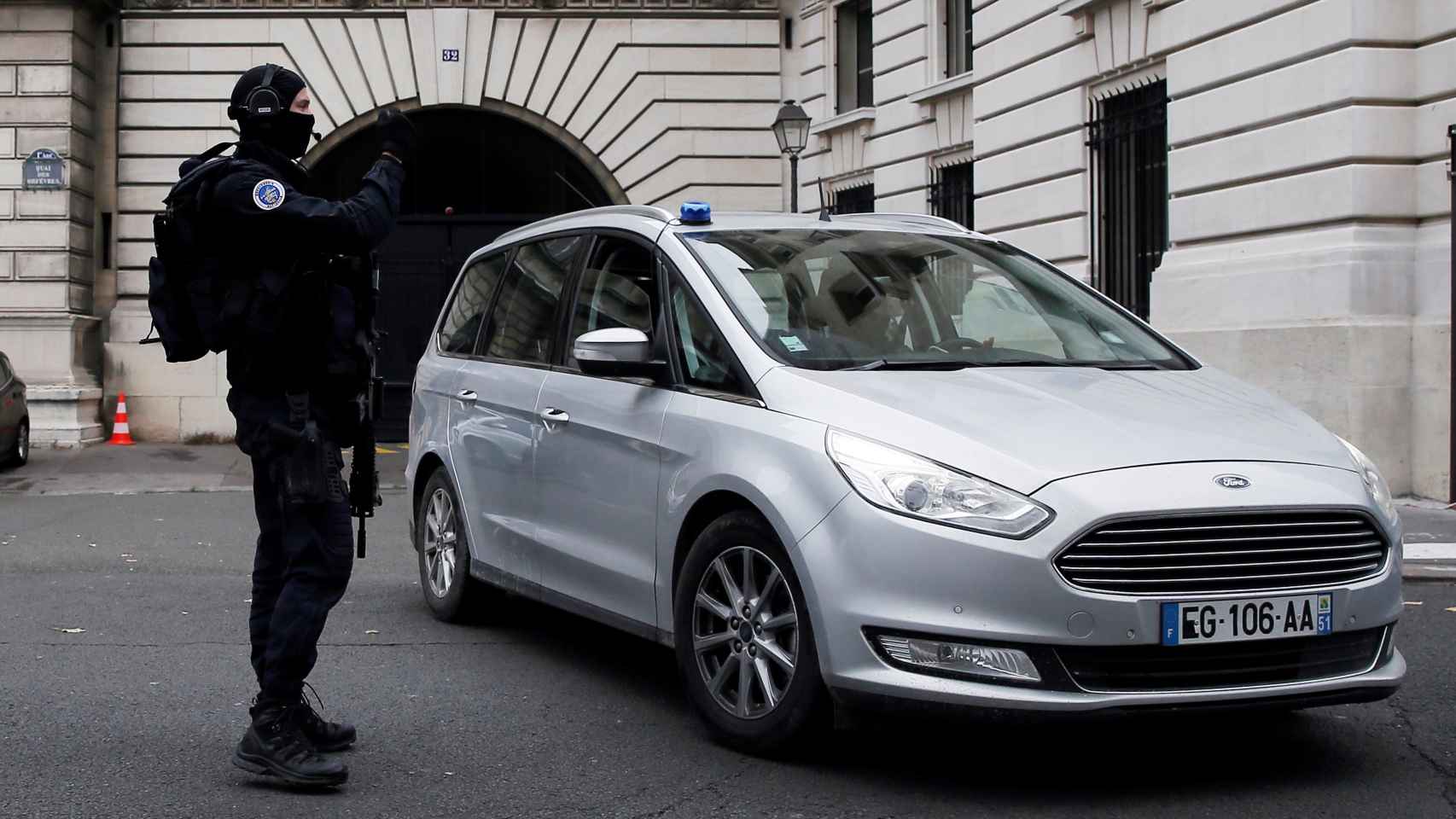 Un oficial de la fuerza militar monta guardia en Bruselas.