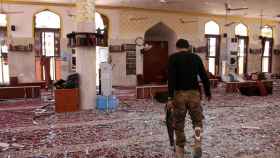 Miembro de la coalición en una mezquita dañada por un atentado suicida.