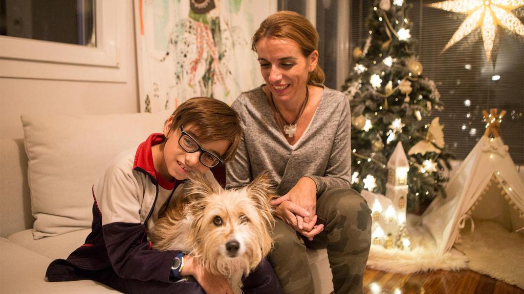 Macarena Hormaechea mira a su hijo Nicolás que abraza a su perro salvador Max.