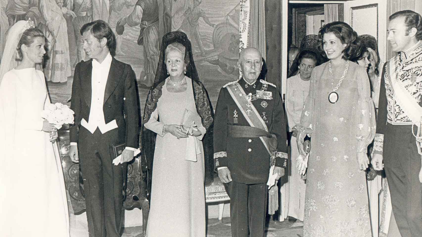 Francisco Franco y su esposa, Carmen Polo, en la boda de Alfonso de Borbón y Carmen Martínez Bordiú.