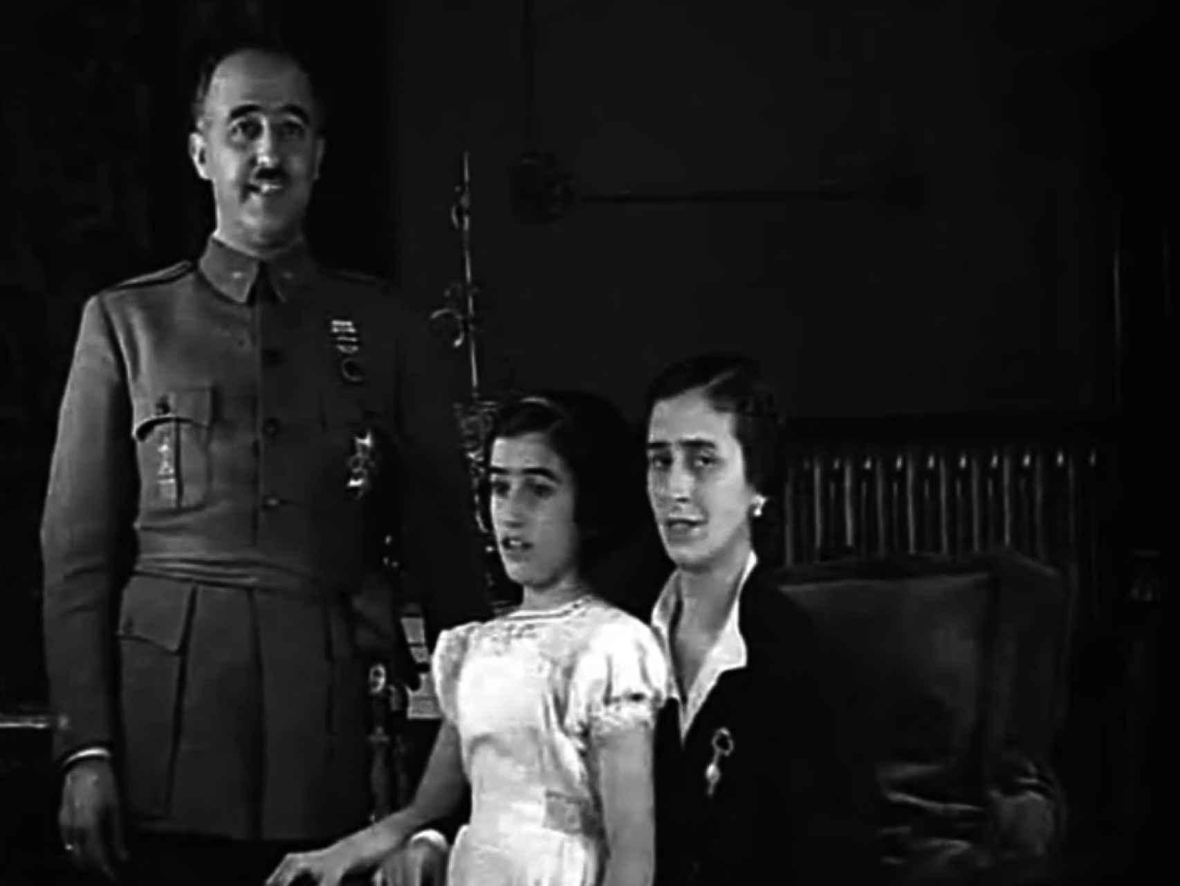 Carmen Franco, junto a sus padres, Francisco Franco y Carmen Polo.