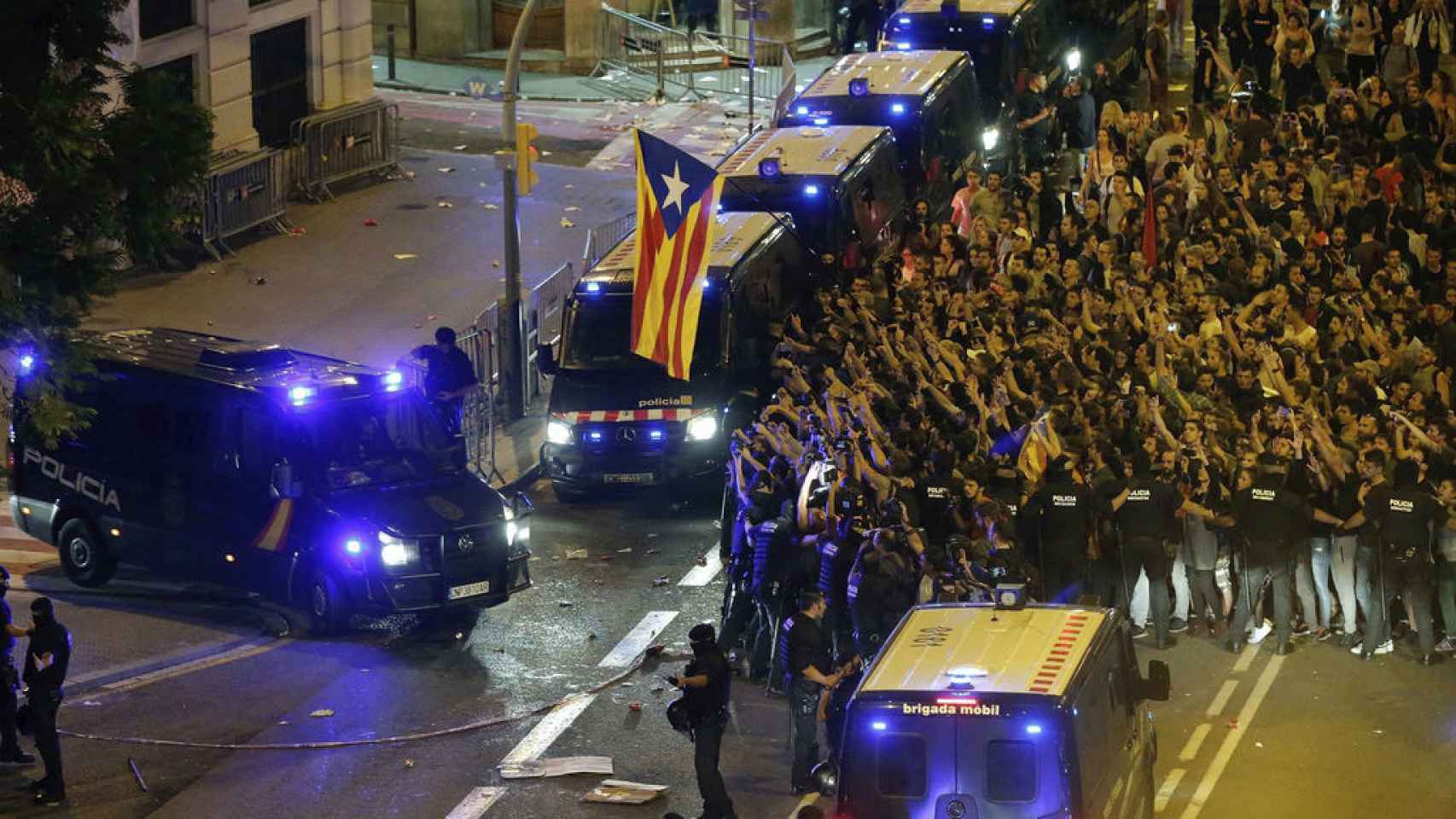 Escrache frente a la comisaría de Policía en Barcelona.