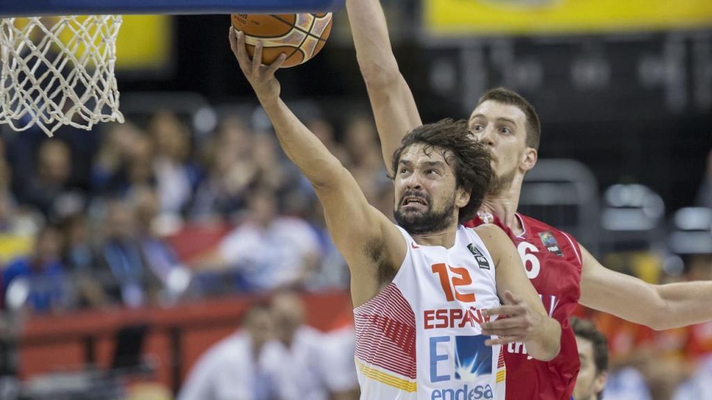 Sergio Llull intenta anotar en un partido con España.