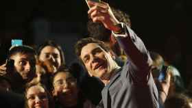 El actor Oliver Phelps toma selfis antes del photocall de inauguración de Harry Potter Exhibition