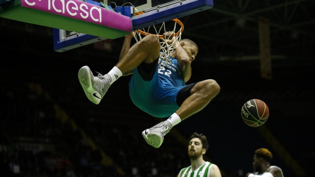 Walter Tavares machaca el aro del Betis.