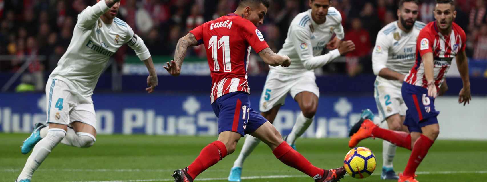 Un momento del partido Atlético - Real Madrid.