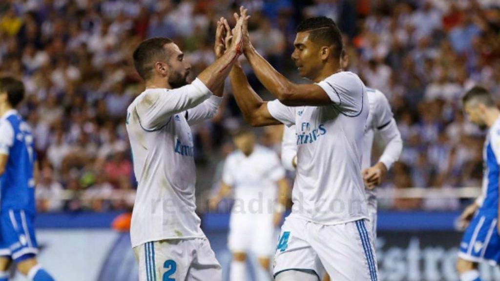 Casemiro y Carvajal se abrazan