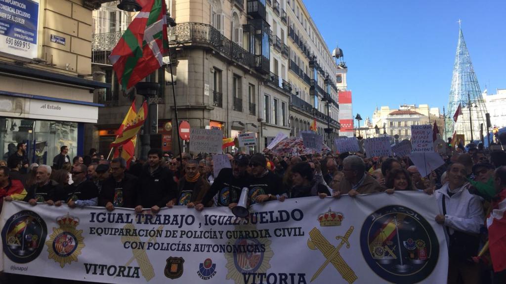 Policías y guardias civiles claman en masa para tener el mismo sueldo que los Mossos