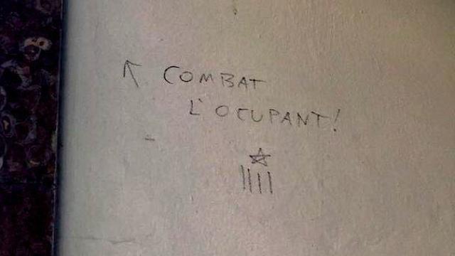 ¡Combate al ocupante!, una pintada señala el lugar donde viven los agentes.