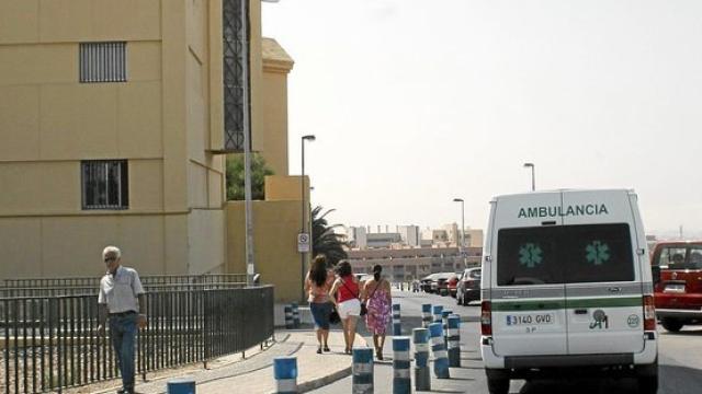 Una ambulancia en el Hospital Torrecárdenas