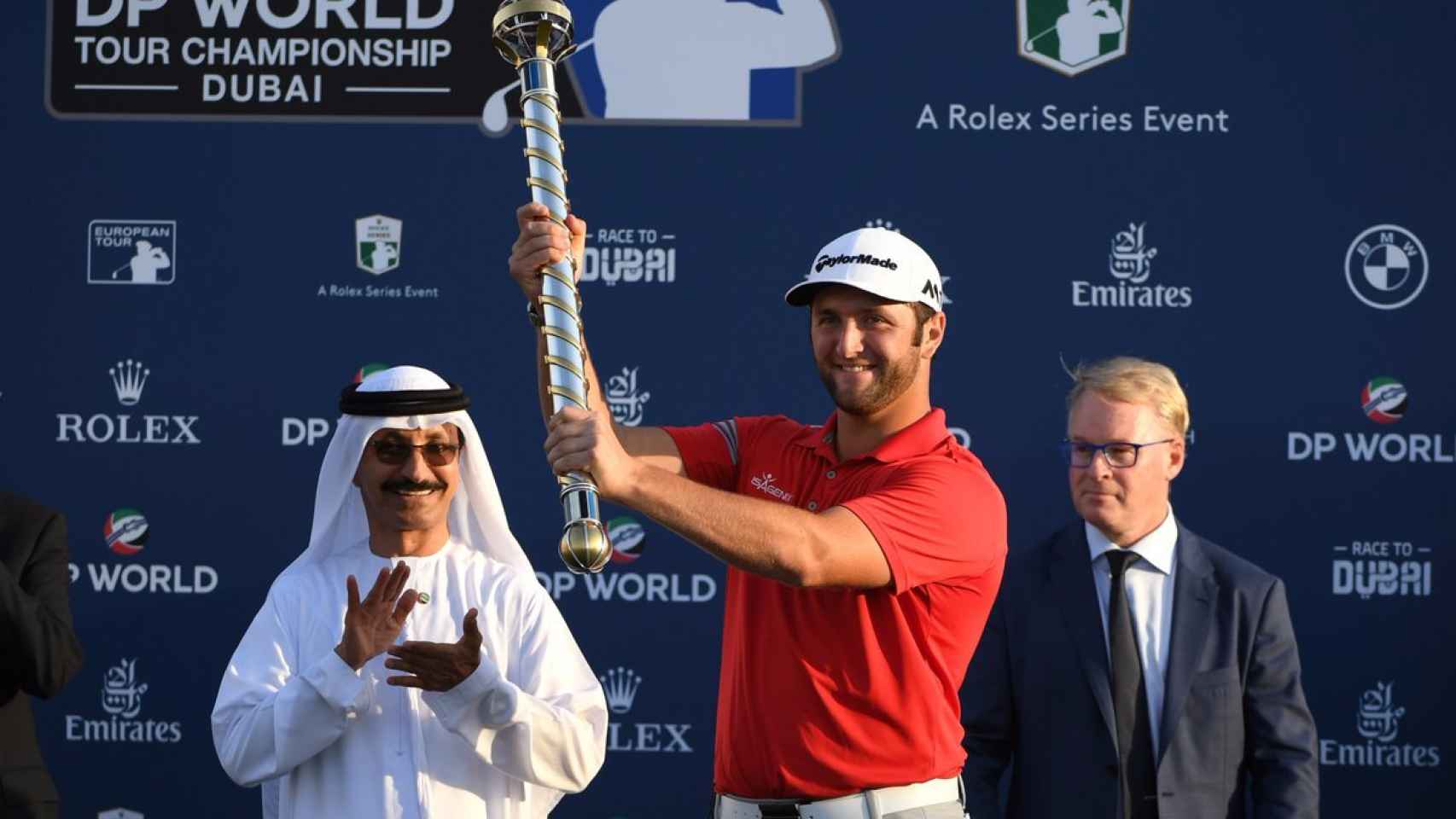 Jon Rahm, con el título de campeón de Dubai.