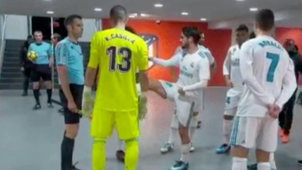 Isco explica al asistente la jugada entre Lucas y Ramos