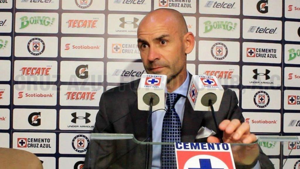 Paco Jémez en una rueda de prensa con Cruz Azul. Foto: cruzazulfc.com.mx