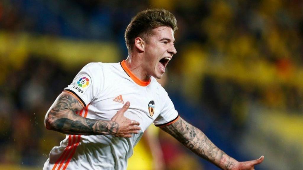 Santi Mina celebrando un gol con el Valencia. Foto: valenciacf.com