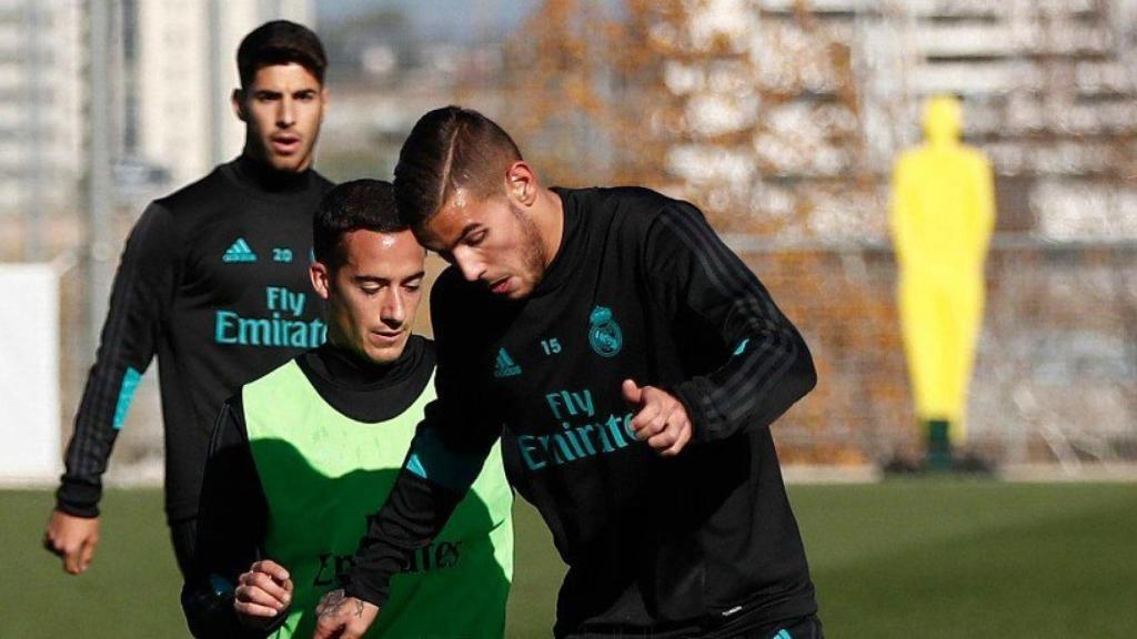 Lucas Vázquez presiona a Theo durante el entrenamiento