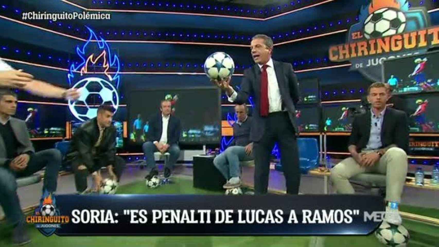 Cristóbal Soria reconoce que hay penalti sobre Sergio Ramos. Foto: Twitter (@elchiringuitotv)