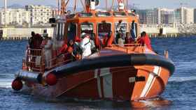 Salvamento Marítimo rescata a un grupo de inmigrantes.