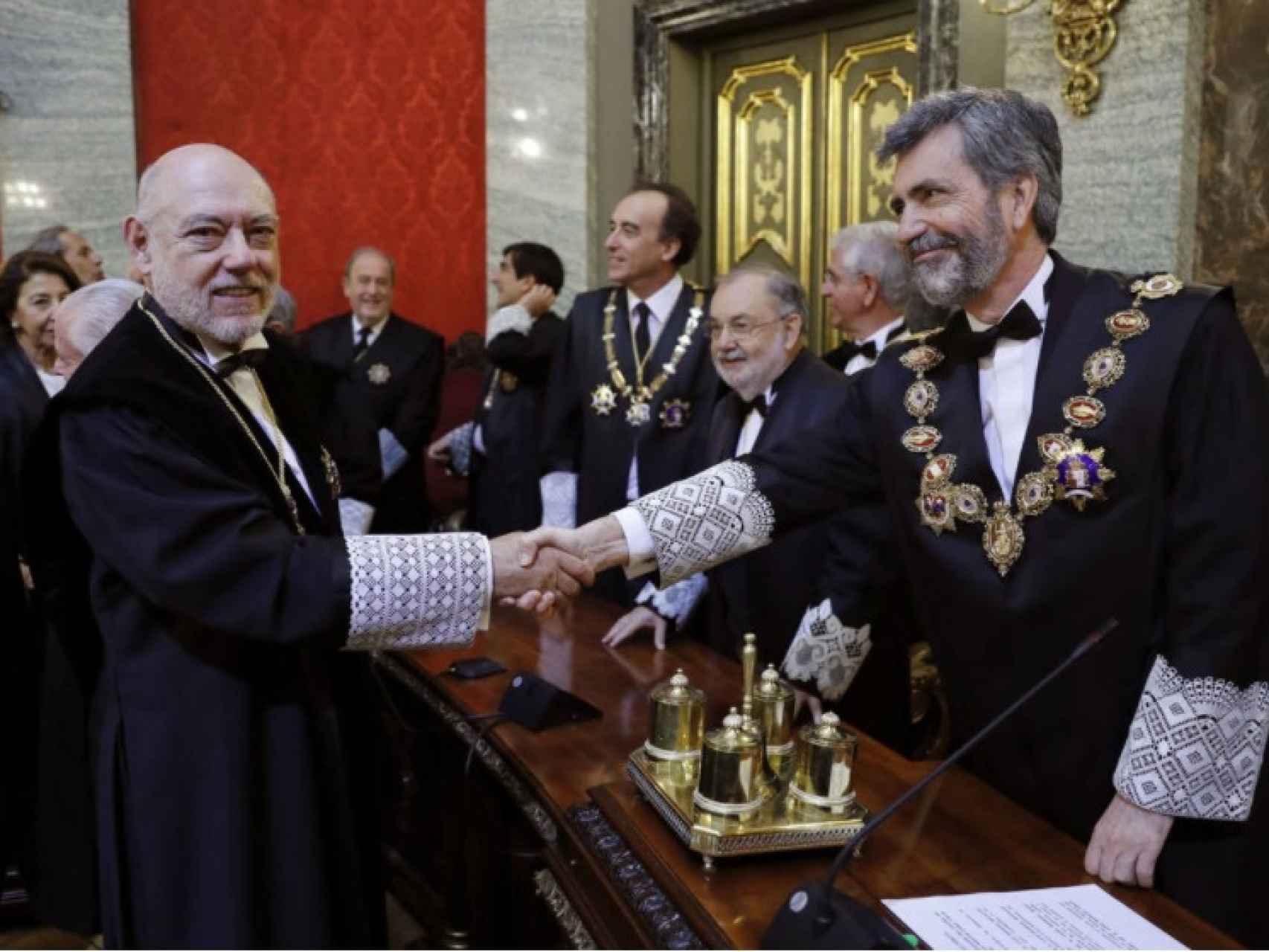 José Manuel Maza es felicitado por Carlos Lesmes el día de la toma de posesión de su cargo como Fiscal General.