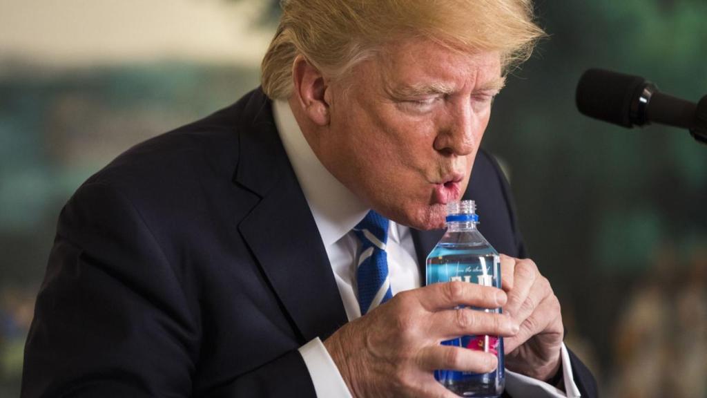 Trump bebiendo agua meme 1