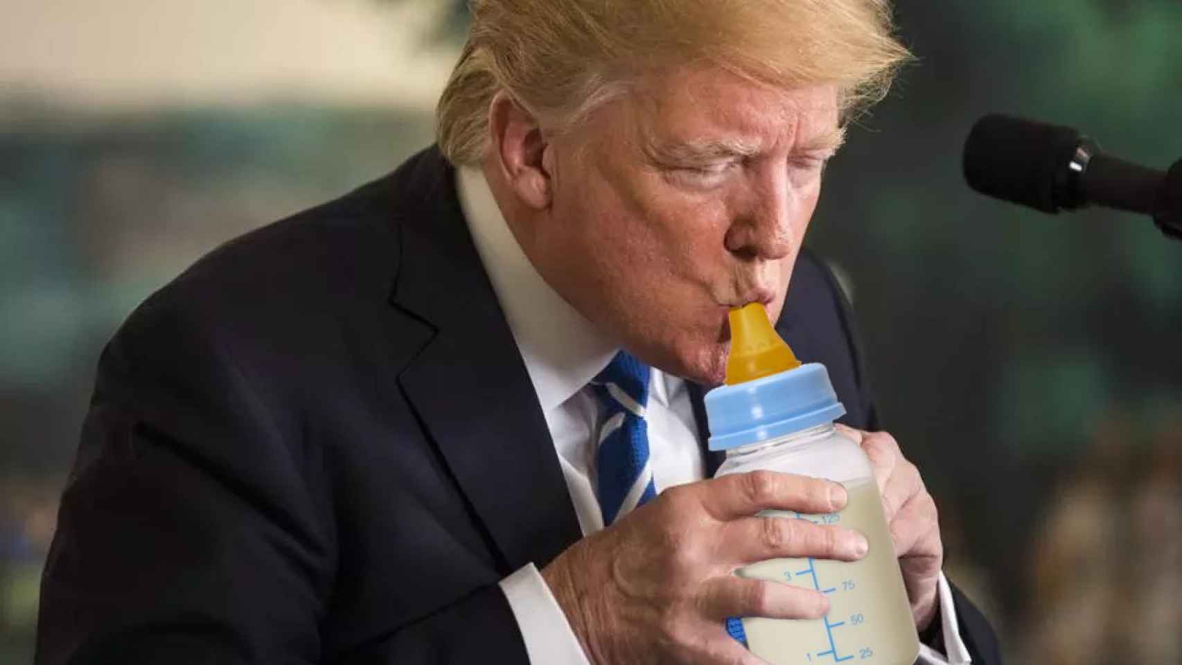 Trump bebe agua meme 3