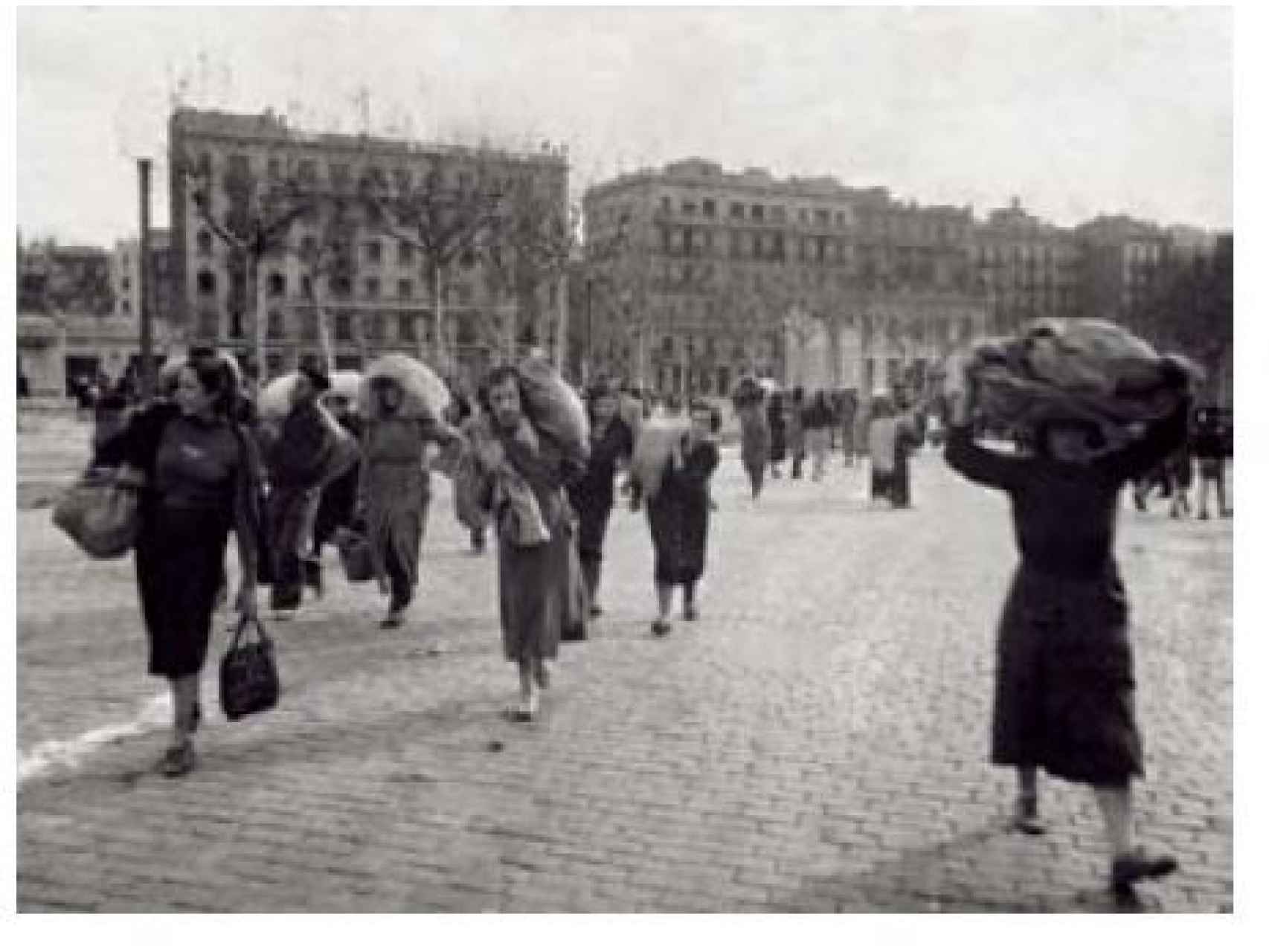 Mujeres saliendo de Barcelona tras la llegada del bando nacional, enero de 1939.