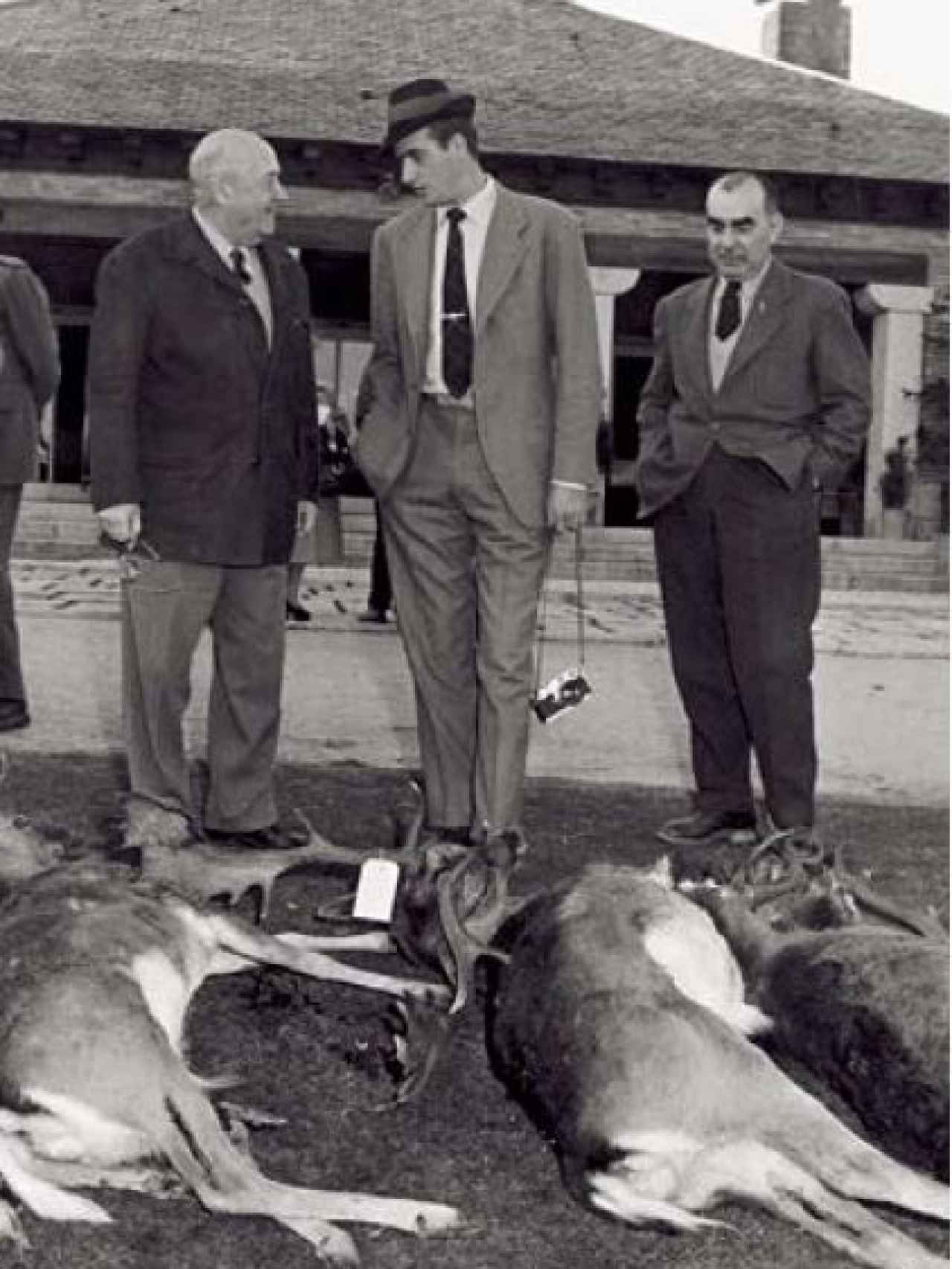 Juan Carlos de Borbón y Luis Carrero Blanco en una cacería convocada por Franco, febrero de 1961.