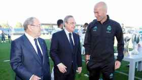 Gento, Florentino y Zidane charla durante la presentación