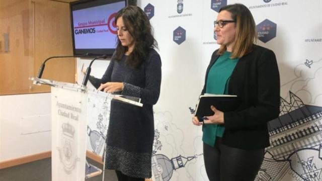 Nieves Peinado junto a la diputada de Podemos María Díaz en una imagen de archivo