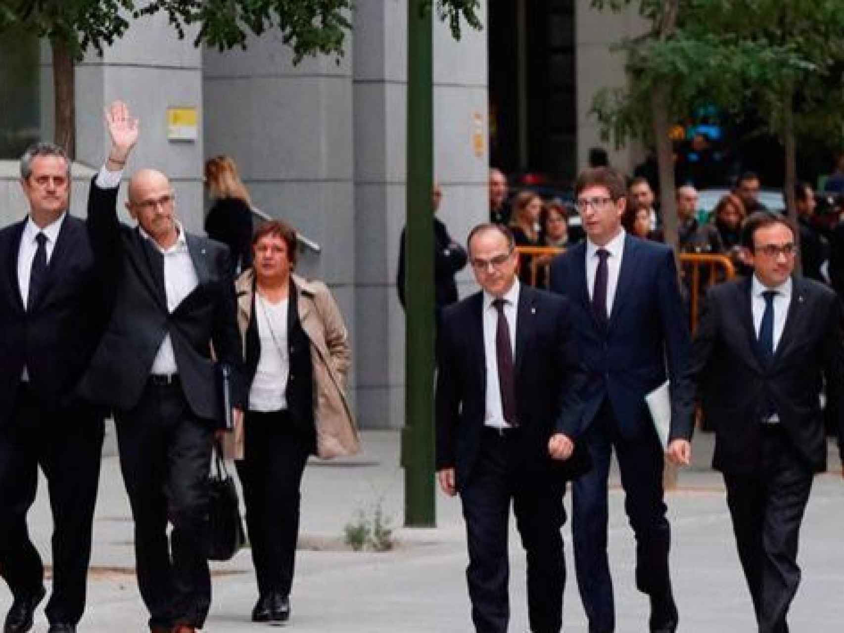 Exconsejeros del Gobierno catalán caminan hacia la Audiencia Nacional el pasado 2 de noviembre./