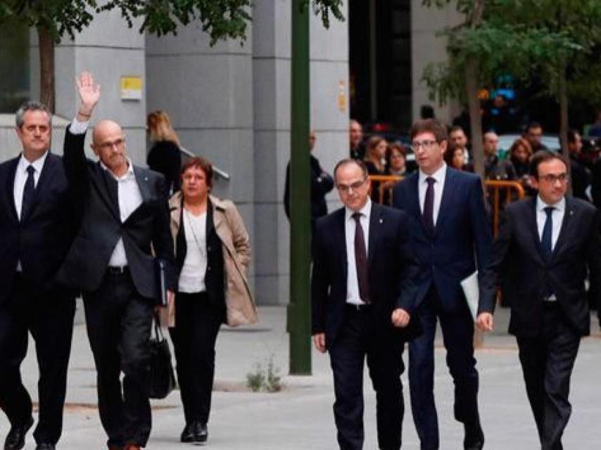 Exconsejeros del Gobierno catalán caminan hacia la Audiencia Nacional el pasado 2 de noviembre./
