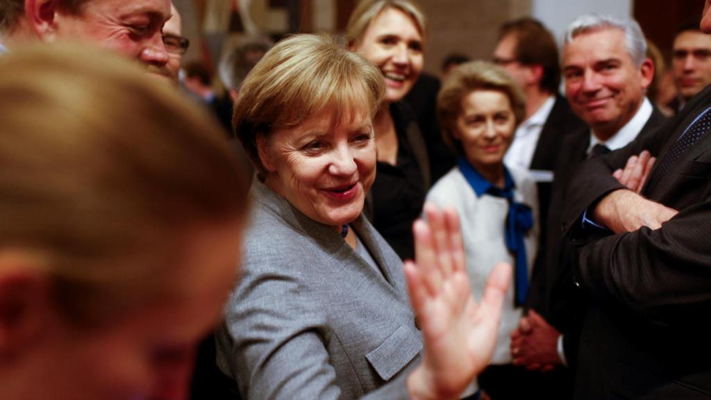 Angela Merkel, este domingo, hablando con los medios de comunicación.