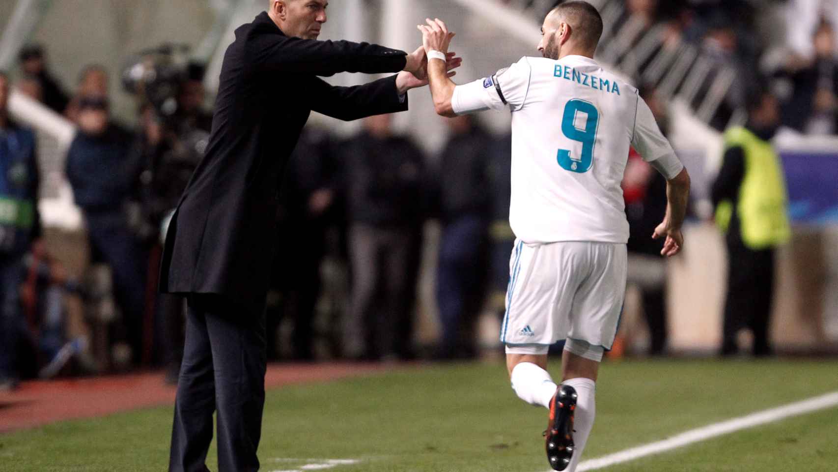 Benzema saluda a Zidane en uno de sus goles.