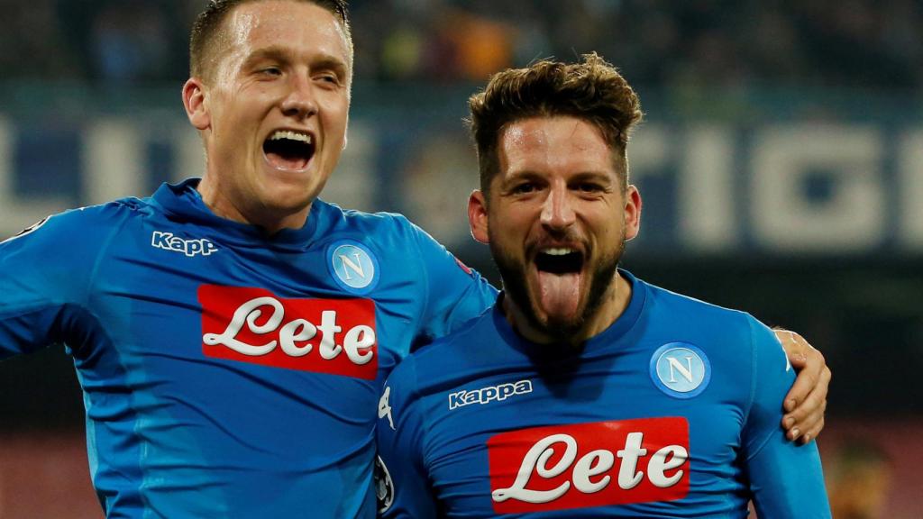 Zielinski y Mertens celebra un gol del Nápoles.