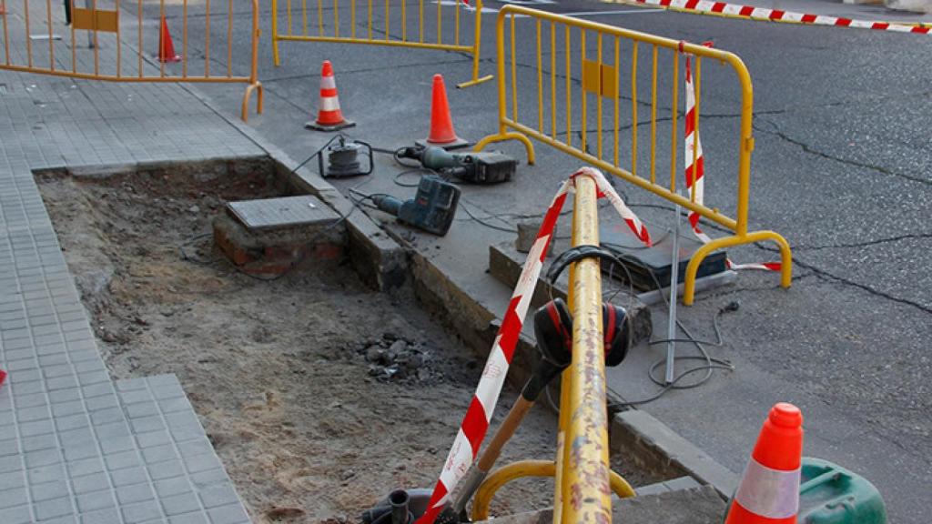 Arreglos y acondicionamiento de pavimentación en una calle